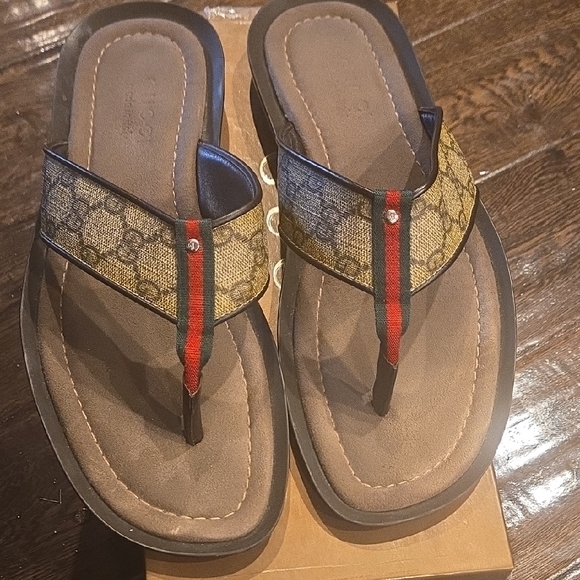 Authentic GG Supreme Gucci Brown Flip Flops with Signature Pattern - Picture 1 of 9